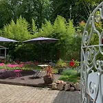 D'hotes Le Domaine Des Remparts Bed & Breakfast